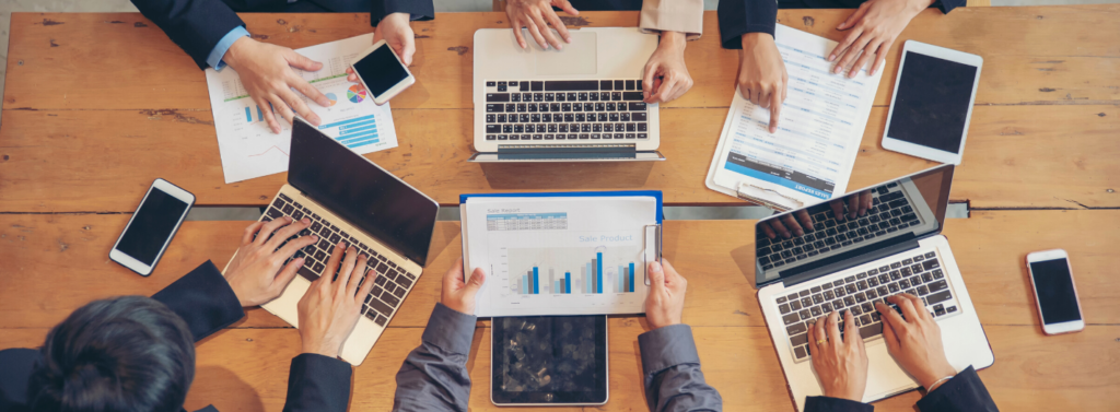 Employees collaborating in a digital workplace