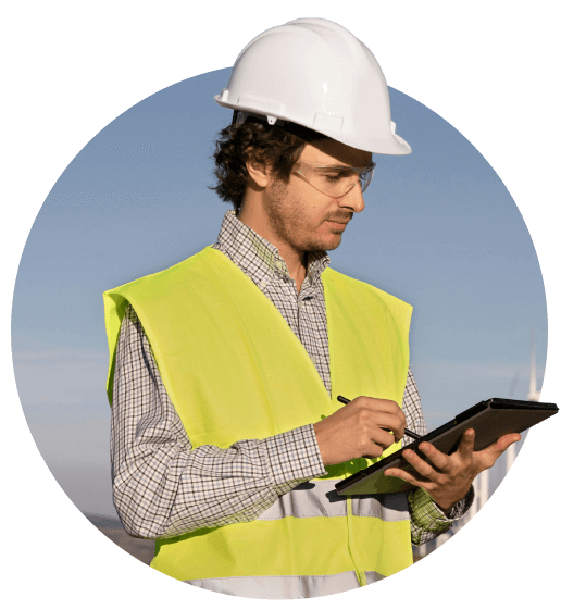 Foto eines Versorgungsarbeiters mit Schutzhelm, gelber Weste und Tablet.